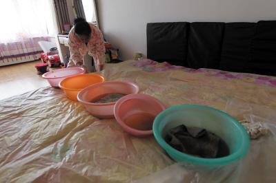 贡山楼上漏水，住户失联，小区没物管，业主维权难！律师来支招……